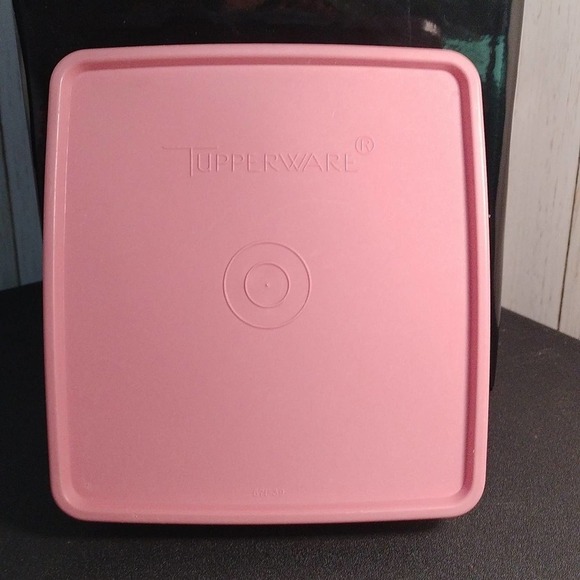 Tupperware sandwich keeper w/ lid and Refrigerator bowls X2 w/lids (B8) - Picture 2 of 16